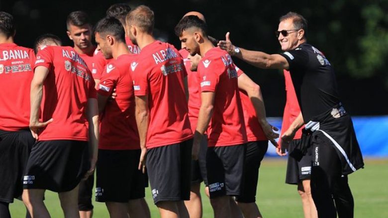 Futbollistët e Shqipërisë mërziten me largimin e De Biasit (Foto)
