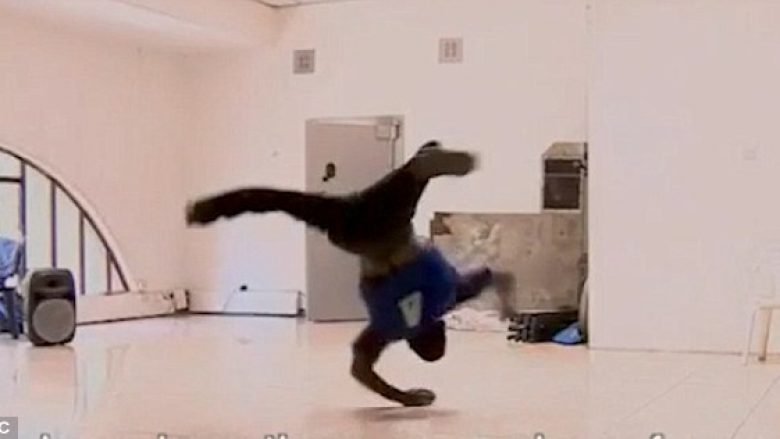Deformimet në këmbë nuk e ndaluan të bëhet valltar i mahnitshëm (Video)