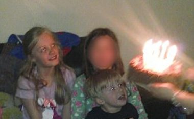 Familjarët u tmerruan nga silueta e frikshme që u shfaq në fotografinë e ditëlindjes (Foto)