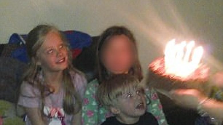 Familjarët u tmerruan nga silueta e frikshme që u shfaq në fotografinë e ditëlindjes (Foto)