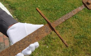 Gjatë zbrazjes së moçalit, punonjësi gjeti shpatën që i përket shekullit të 13-të (Foto)