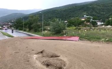 Rruga Tetovë-Jazhincë në afërsi të fshatit Poroj ende vazhdon të mbetet e bllokuar