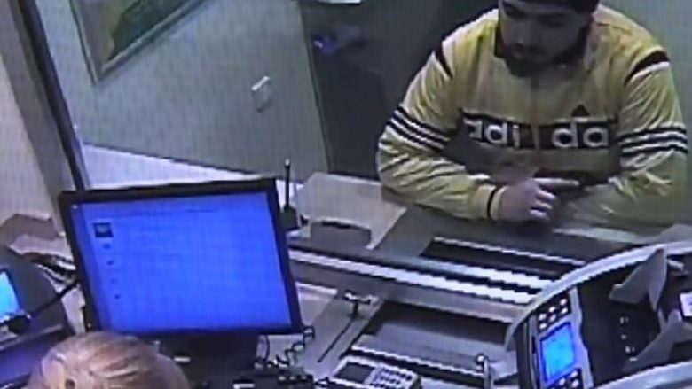 Grabitësi ia dha pasaportën dhe e kërcënoi me armë, punonjësja e bankës u alivanos (Video)