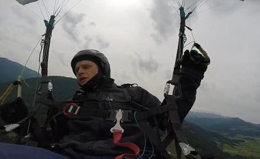 Humbi kontrollin gjatë lëshimit me parashutë, ra mbi pemë dhe shpëtoi pa lëndime (Video)