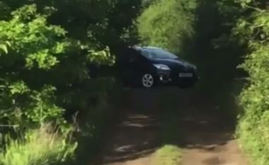 Shoferi humb rrugën, vetura përfundon në fushën e golfit (Video)