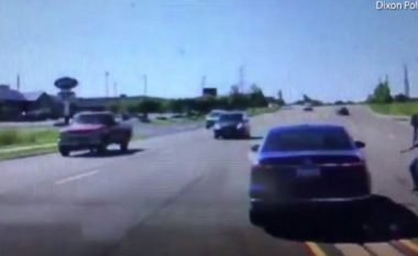 Hyri nga dritarja e veturës në lëvizje dhe shpëtoi shoferin që kishte humbur vetëdijen (Video)