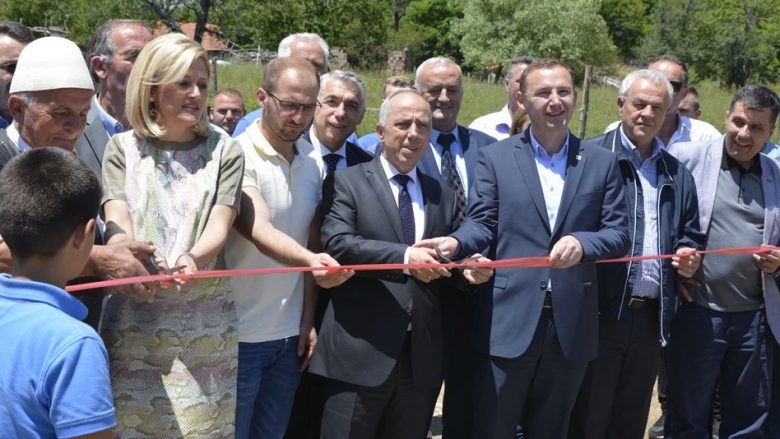 Ministri Zharku përuroj asfaltimin e rrugës Botushë – Koshare