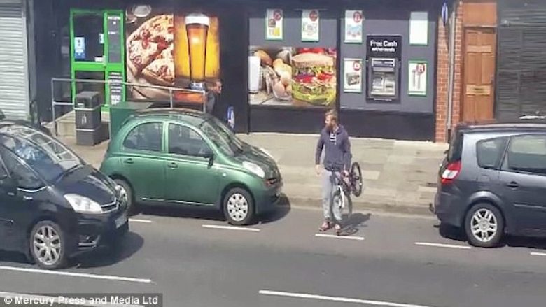 Improvizuan vjedhjen e biçikletës, për t’i dhënë të bijës një mësim (Video)