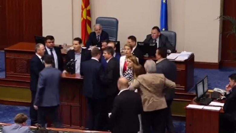 Xhaferi e nxjerr jashtë Kuvendit Vllatko Gjorçevin (Video)