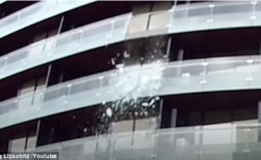 Kalimtarët me fat shpëtuan nga copat e xhamit që ranë nga ballkoni (Video)