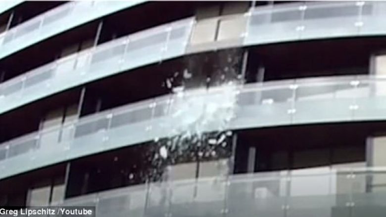 Kalimtarët me fat shpëtuan nga copat e xhamit që ranë nga ballkoni (Video)