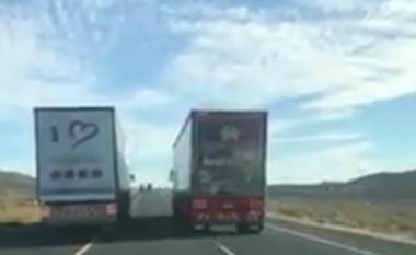 Kamionët në garën e rrezikshme, nxorën katër vetura nga rruga (Video)