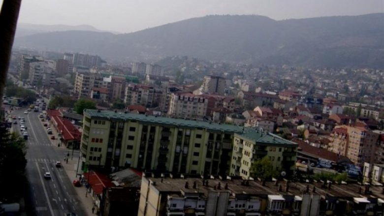 Hidhet nga ndërtesa një i ri në Shkup