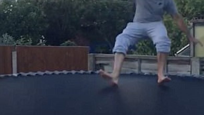 Kërcimi në trampolinë nuk shkoi si duhet, babai përfundoi në shtëpizën e fqinjëve (Video)