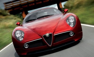 Kështu duket ngasja e makinës së rrallë Alfa Romeo 8C Competizione (Video)