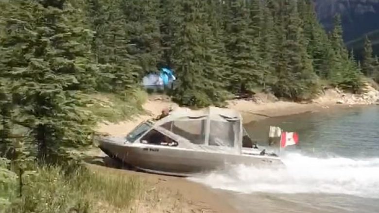 Lëvizi guximshëm barkën, prej liqenit në tokë dhe e ktheu sërish në ujë (Video)