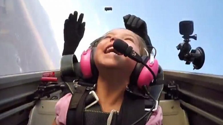 Mahnitet me aeroplanin që rrotullohet 360 shkallë (Video)