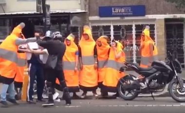 Motoçiklisti përleshet fizikisht me aktivistin e veshur si kon trafiku (Video)