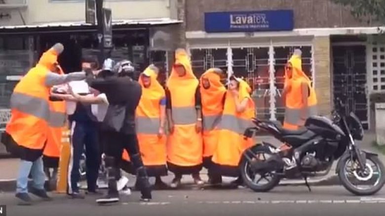 Motoçiklisti përleshet fizikisht me aktivistin e veshur si kon trafiku (Video)