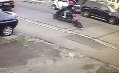 Nuk lejonte t’ia marrin çantën, plaçkitësit e tërhoqën zvarrë me motoçikletë (Video)