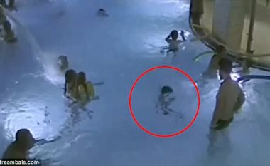 Pamjet shqetësuese e tregojnë fëmijën që mbytej në pishinë dhe askush nuk e vërente (Video, +16)