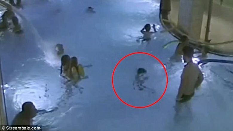 Pamjet shqetësuese e tregojnë fëmijën që mbytej në pishinë dhe askush nuk e vërente (Video, +16)
