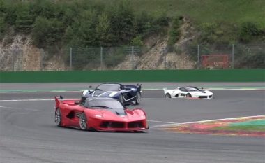 Pronarët e makinave të shtrenjta Ferrari FXX K, mblidhet për xhiro në pistë (Video)