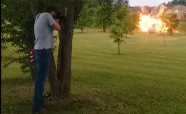 Qëlloi me armë frigoriferin, eksplodimi hodhi derën që për pak e goditi rëndë (Video)