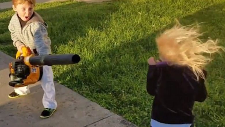 Reagimi qesharak i vogëlushit kur provoi pajisjen që frynë ajër (Video)