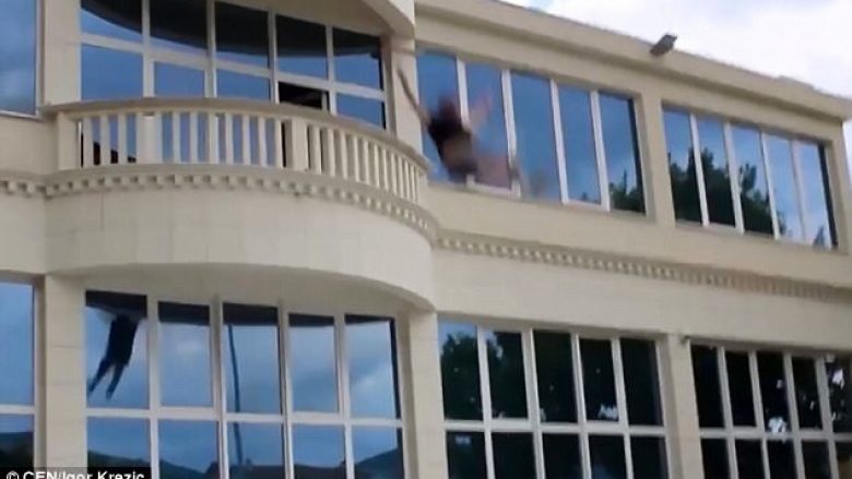 Shefi që i ka dëshirë shakatë, mashtron punonjësit kinse po hidhet nga ballkoni (Video)