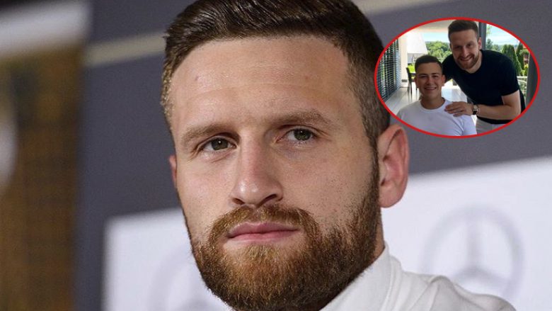 Në ditëlindjen e 18-të të vëllait, Mustafi kujton kohën kur u desh të largohej nga ai (Foto)