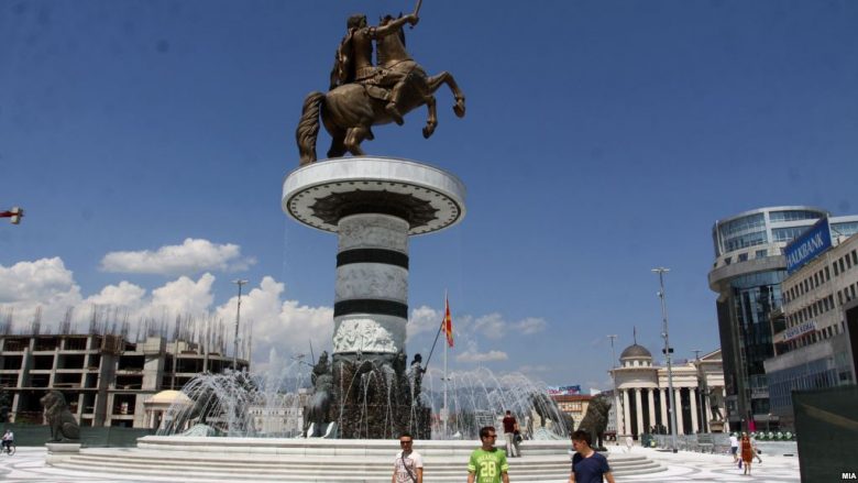 Mendimet në lidhje me nismën për largimin e disa përmendoreve që janë pjesë e projektit “Shkupi 2014” (Video)