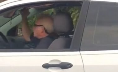 Shoferi i moshuar mbeti në kolonë, kaloi kohën duke përcjellë muzikë me zë të lartë (Video)