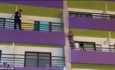 Shqetësoi të pranishmit duke qëndruar i dehur përjashta rrethojës së ballkonit (Video)
