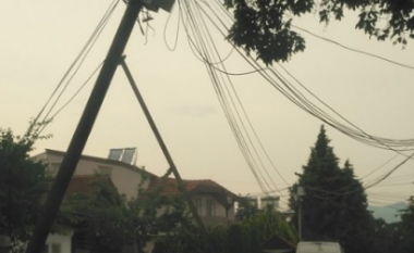 Shtylla elektrike e cila ju rrezikon jetën qytetarëve në Shkup (Foto)