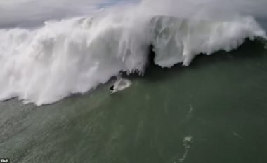 Surfisti i shpëtoi valës gjigante që arrinte deri në 30 metra (Video)