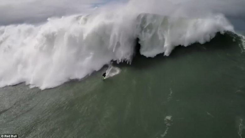 Surfisti i shpëtoi valës gjigante që arrinte deri në 30 metra (Video)