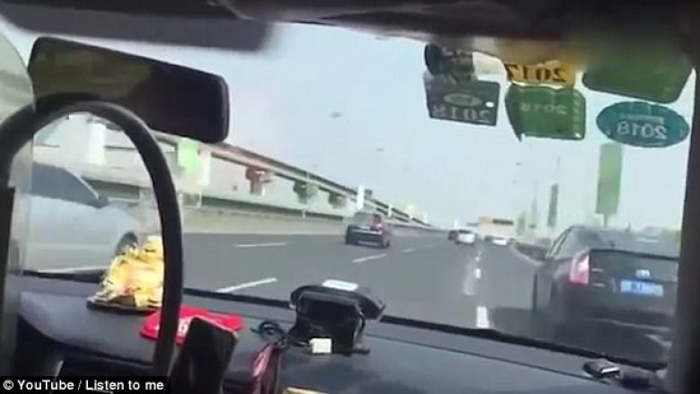 Taksisti tmerron turisten duke tejkaluar 50 vetura brenda dy minutave (Video)