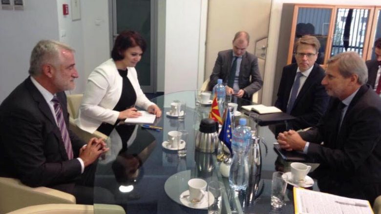 Thaçi  takohet me Johannes Hahn, konfirmon mbështetjen e tij për reforma urgjente prioritare
