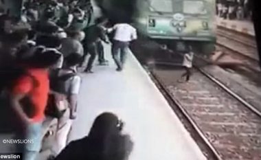 E përplas treni derisa po fliste në telefon, shpëton pa lëndime (Video, +18)