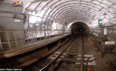Udhëtoi nëpër tunel i kapur për pjesën e jashtme të trenit (Video)