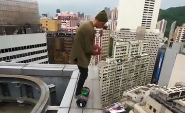 Loja me jetën në skajet e ndërtesës së lartë (Video, +18)