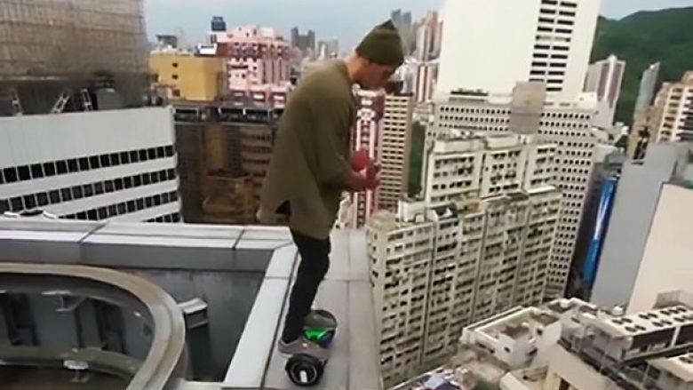 Loja me jetën në skajet e ndërtesës së lartë (Video, +18)
