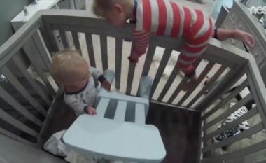 Vogëlushi ndihmon vëllain të dilte nga shtrati (Video)