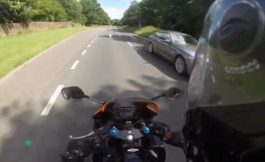Voziti në drejtim të kundërt duke rrezikuar të përplaset me një motoçiklist (Video)