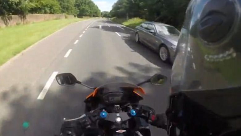 Voziti në drejtim të kundërt duke rrezikuar të përplaset me një motoçiklist (Video)