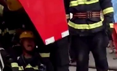 Zjarrfikësi vajton i dëshpëruar, nuk ia doli ta shpëtonte bashkëshorten nga fabrika që digjej (Video)