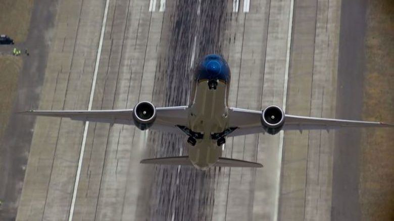 Pamje mahnitëse, aeroplani bën ngritje nga pista në mënyrë vertikale (Video)