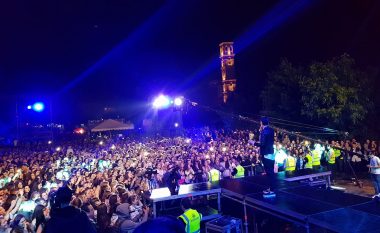 "Tinguj ditari", performancë live dhe fishekzjarre! Koncerti i Alban Skënderajt 'ndriçon' kryeqytetin (Foto/Video)