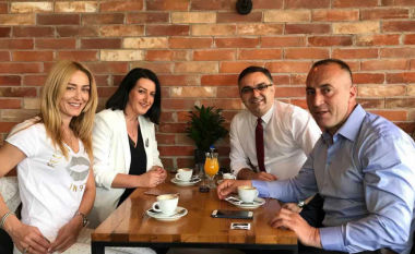 Pas votimit, Ramush Haradinaj e Besnik Tahiri shijojnë nga një kafe me bashkëshortet (Foto)